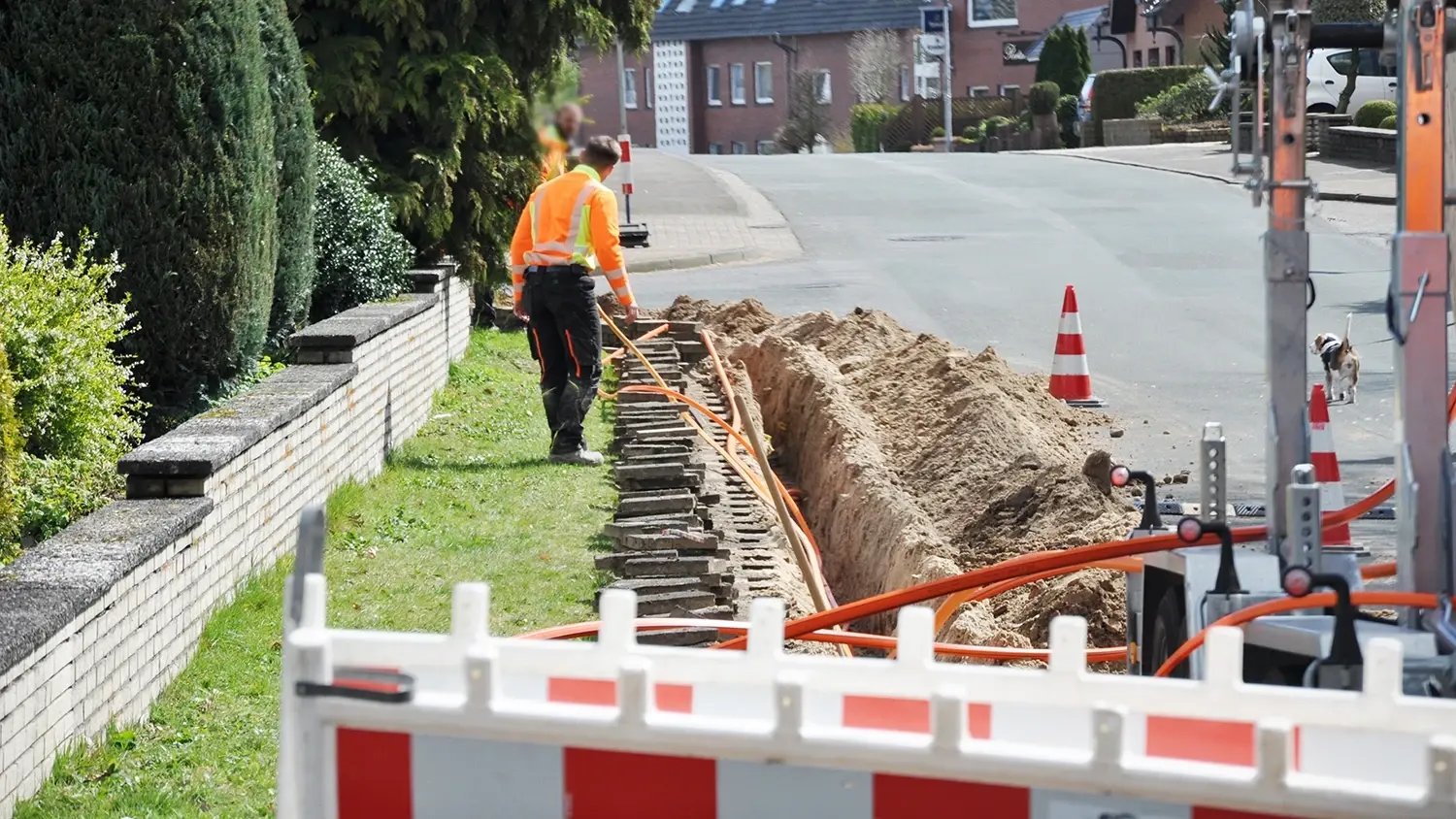 Bauarbeiter arbeitet an einer aufgegrabenen Straße