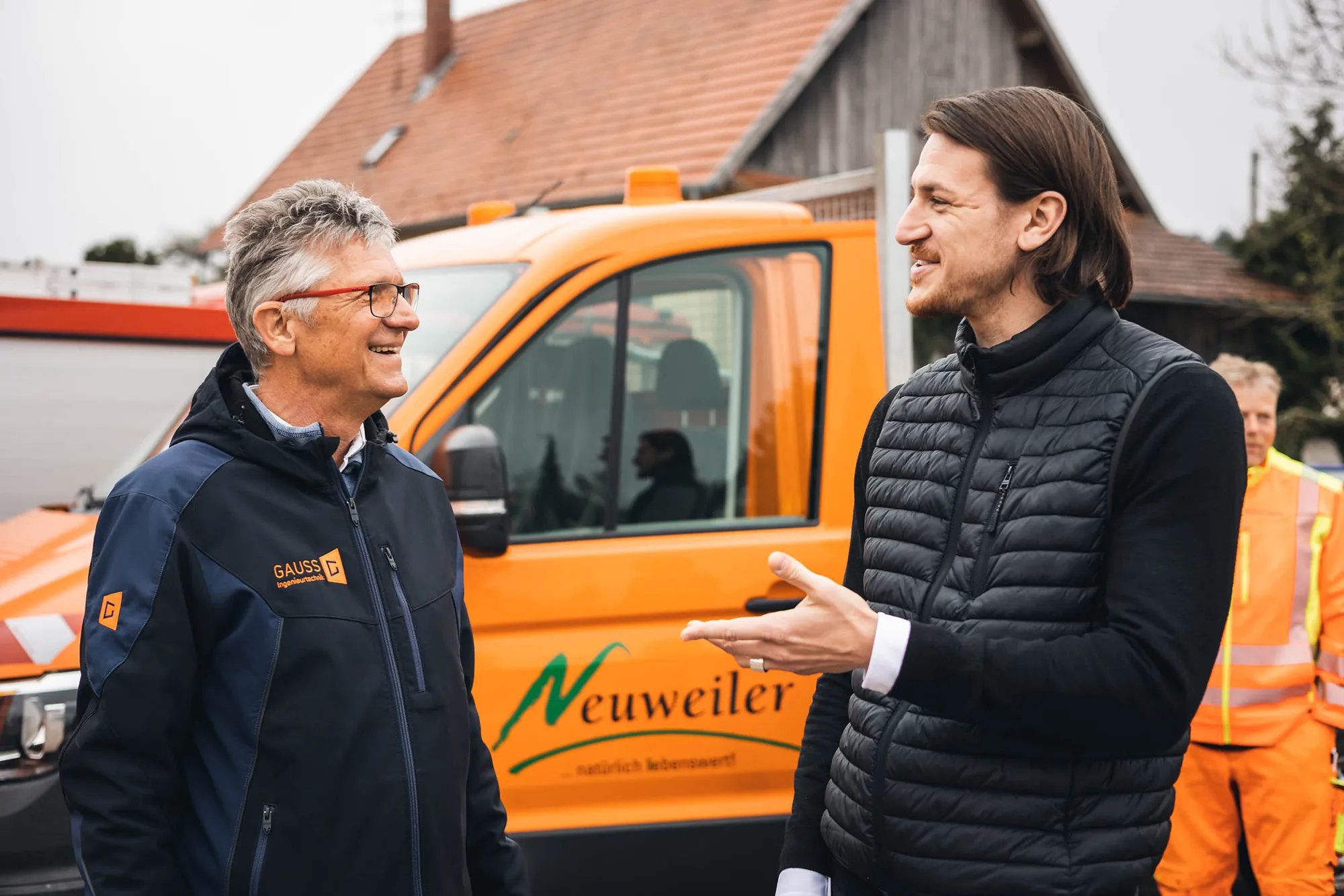 vialytics Partnermanager Jonas Hock im Gespräch mit einem Mitarbeiter der Gemeinde Neuweiler