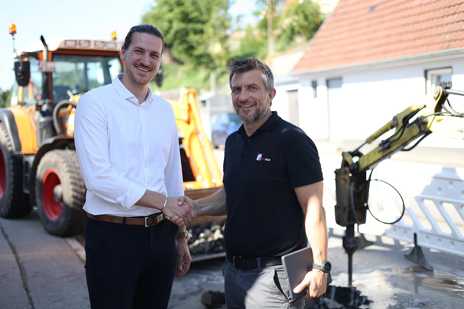 Handschlag zwischen vialytics Partnermanager Jonas Hock und Jürgen Schuster, Geschäftsführer von Corwese