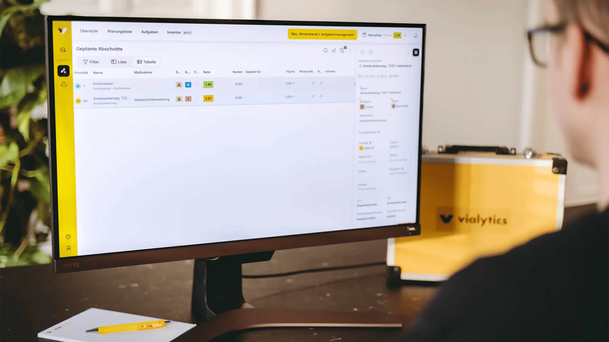 Person an einem Bildschirm erstellt einen Straßenabschnitt im vialytics Web-System