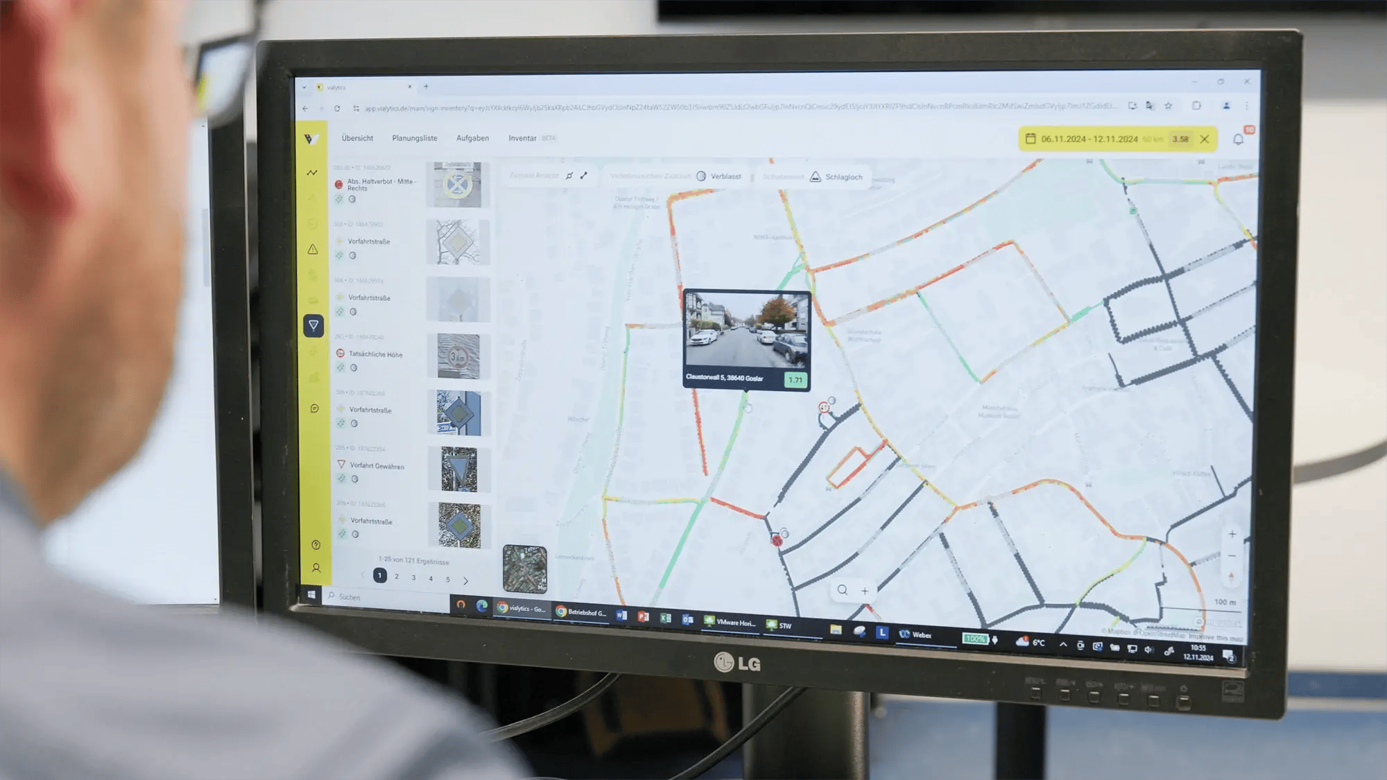 Mann sitzt vor PC und navigiert die Kartenansicht im vialytics Web-System