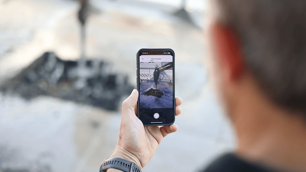 Baufortschritt und Straßenschäden direkt vor Ort digital mit dem Smartphone dokumentieren.