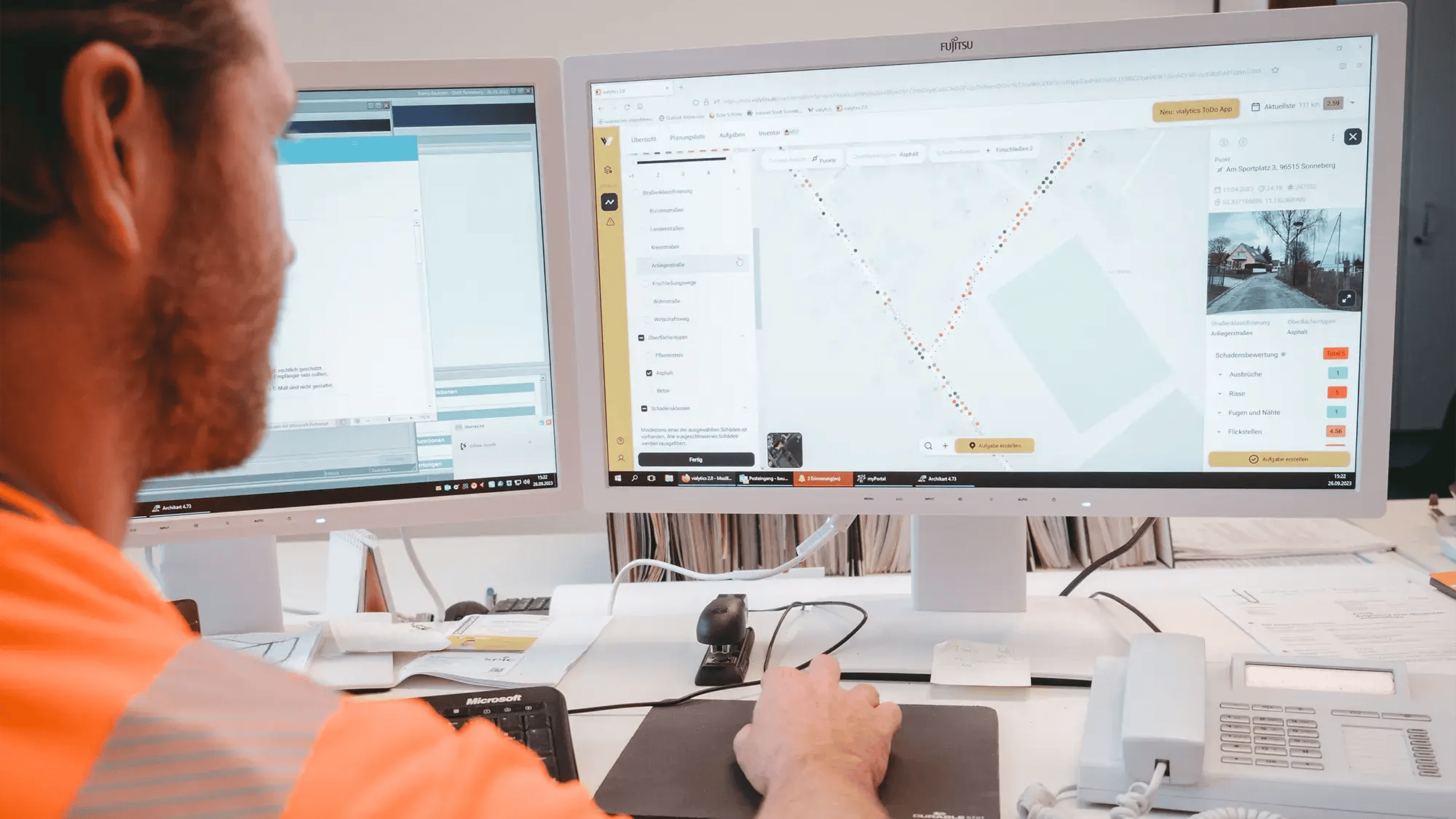 Ein Bauhofmitarbeiter am Schreibtisch arbeitet im vialytics Web-System